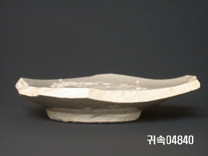 朝鮮 純白磁  접시底部片 이미지
