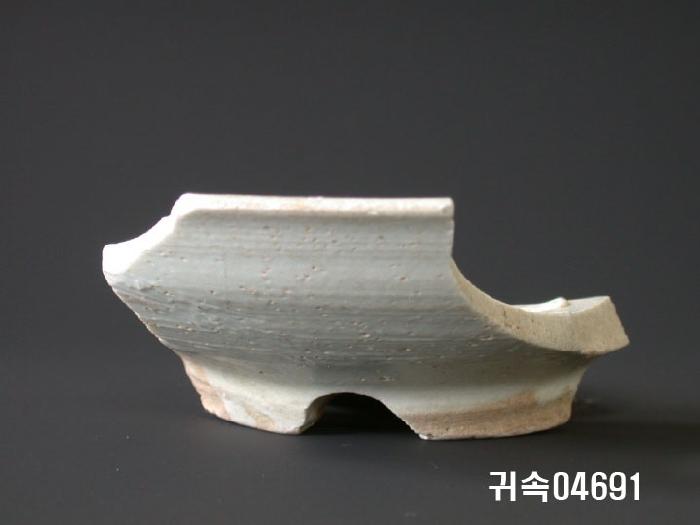 朝鮮 純白磁 접시 底部片 이미지