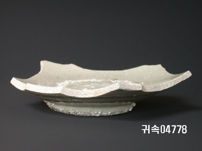 朝鮮 純白磁 접시 底部片 이미지