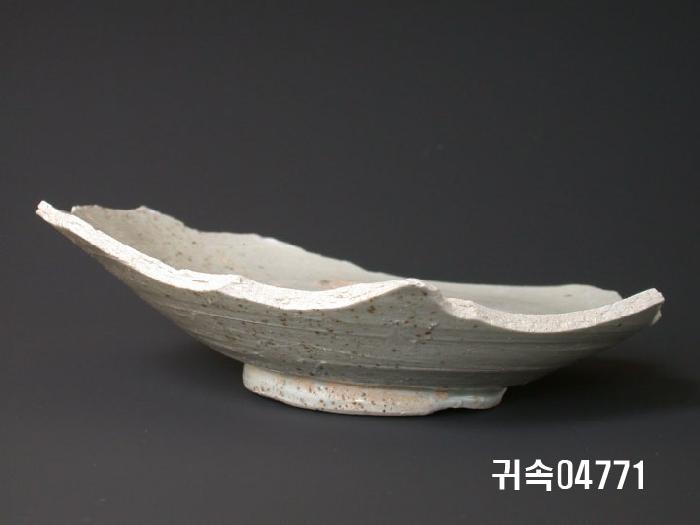 朝鮮 純白磁 접시 底部片 이미지
