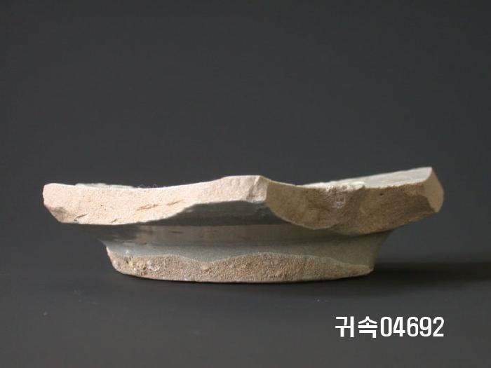朝鮮 純白磁 접시 底部片 이미지