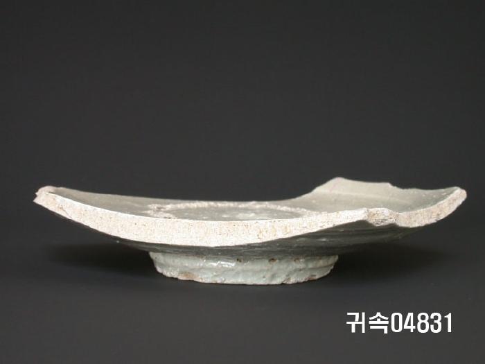 朝鮮 純白磁  접시底部片 이미지