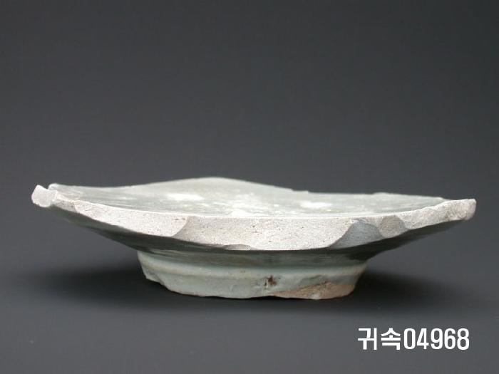 朝鮮 純白磁  접시底部片 이미지