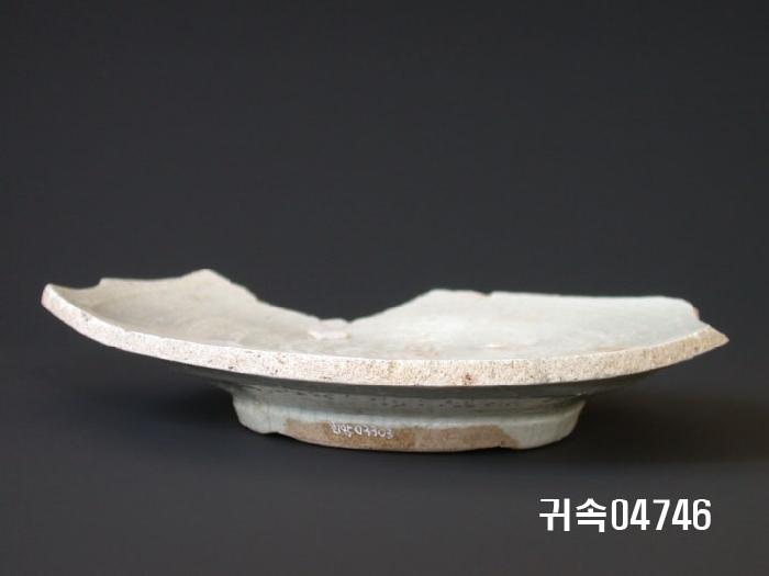 朝鮮 純白磁 접시 底部片 이미지