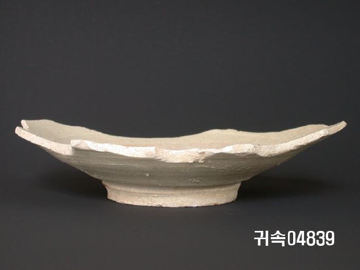 朝鮮 純白磁  접시底部片 이미지