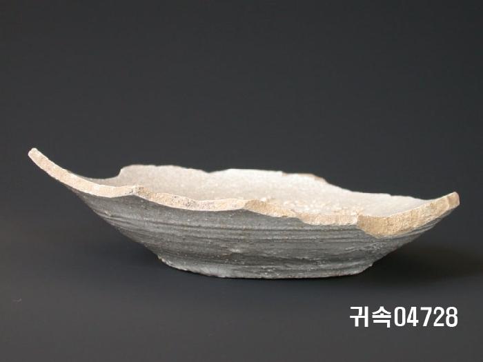 朝鮮 純白磁 접시 底部片 이미지