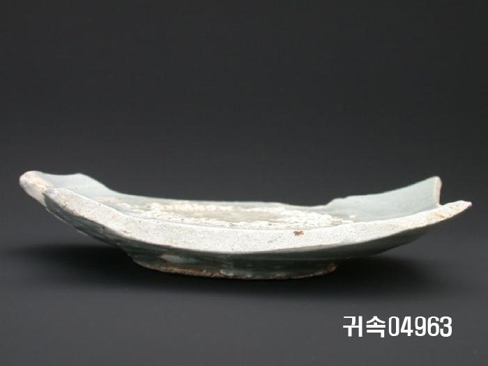 朝鮮 純白磁  접시底部片 이미지