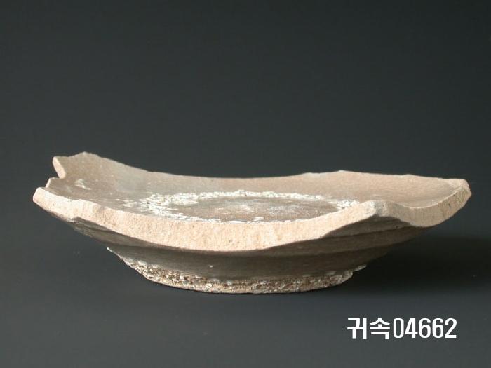 朝鮮 純白磁 접시 底部片 이미지