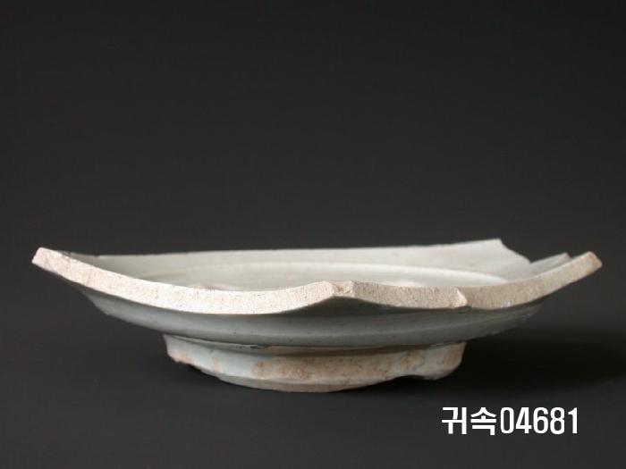 朝鮮 純白磁 접시 底部片 이미지