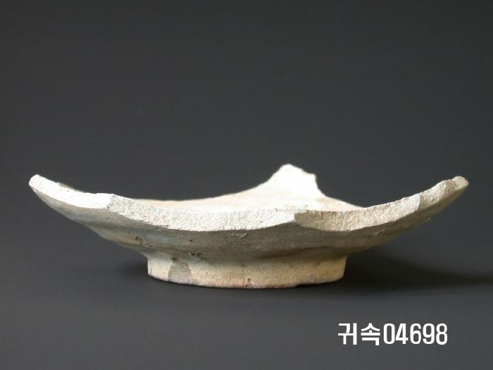 朝鮮 純白磁 접시 底部片 이미지