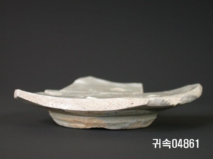 朝鮮 純白磁  접시底部片 이미지
