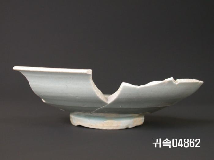 朝鮮 純白磁  접시底部片 이미지