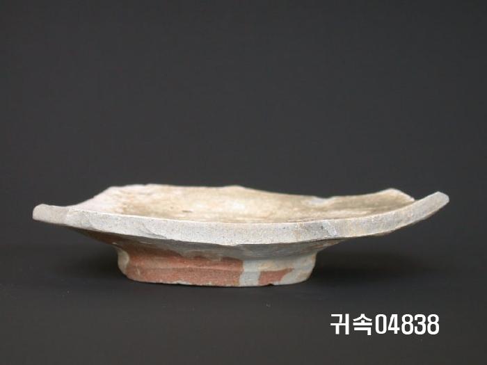 朝鮮 純白磁  접시底部片 이미지