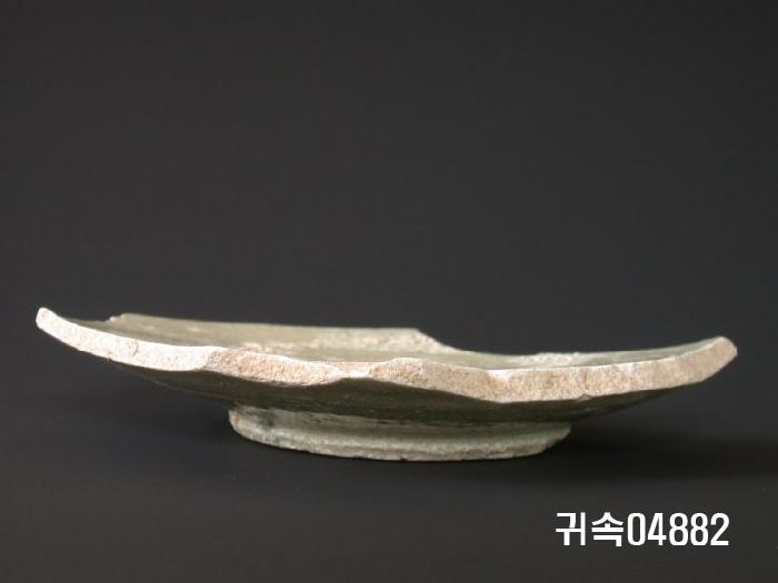 朝鮮 純白磁  접시底部片 이미지