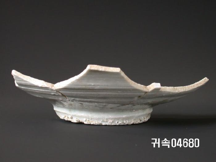 朝鮮 純白磁 접시 底部片 이미지
