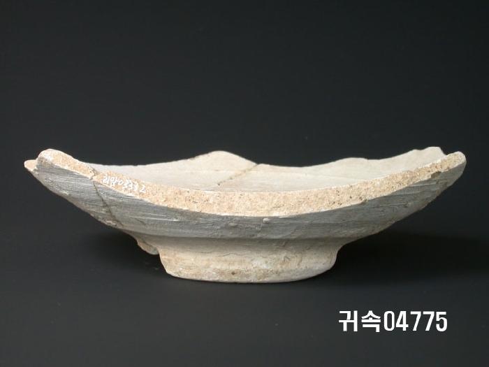 朝鮮 純白磁 접시 底部片 이미지