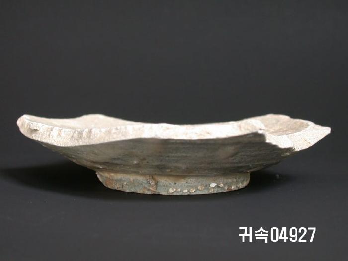 朝鮮 純白磁  접시底部片 이미지