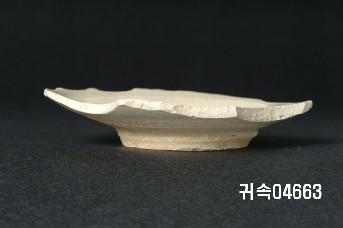 朝鮮 純白磁 접시 底部片 이미지
