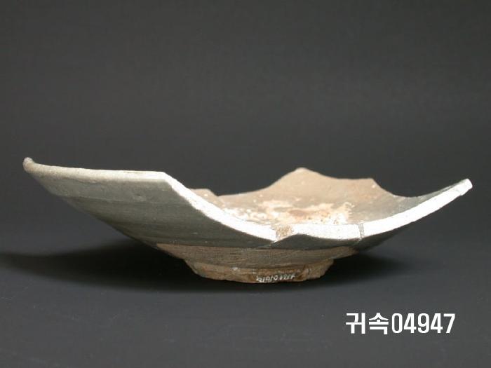 朝鮮 純白磁 접시 底部片 이미지