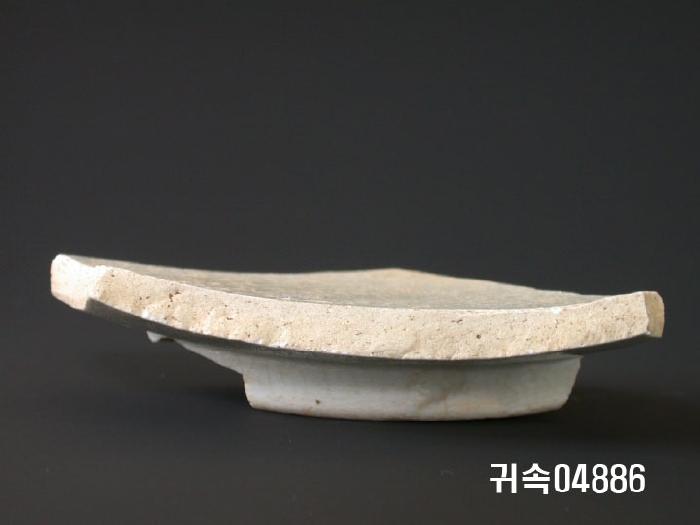 朝鮮 純白磁  접시底部片 이미지