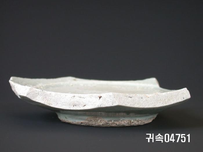 朝鮮 純白磁 접시 底部片 이미지