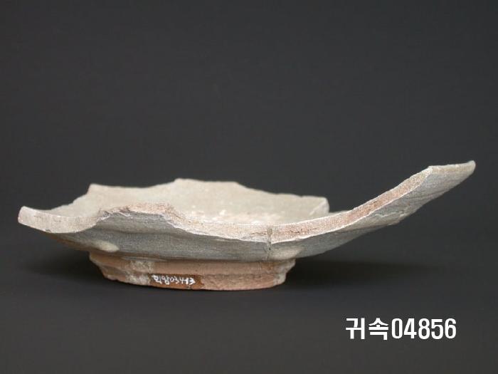 朝鮮 純白磁  접시底部片 이미지
