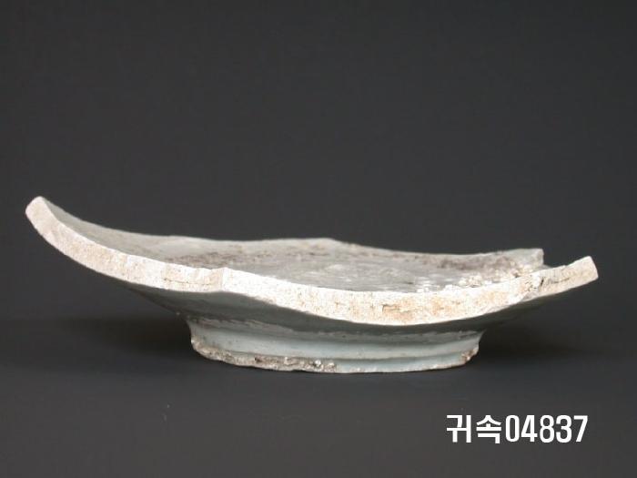 朝鮮 純白磁  접시底部片 이미지