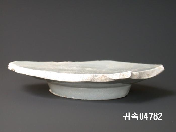 朝鮮 純白磁 접시 底部片 이미지