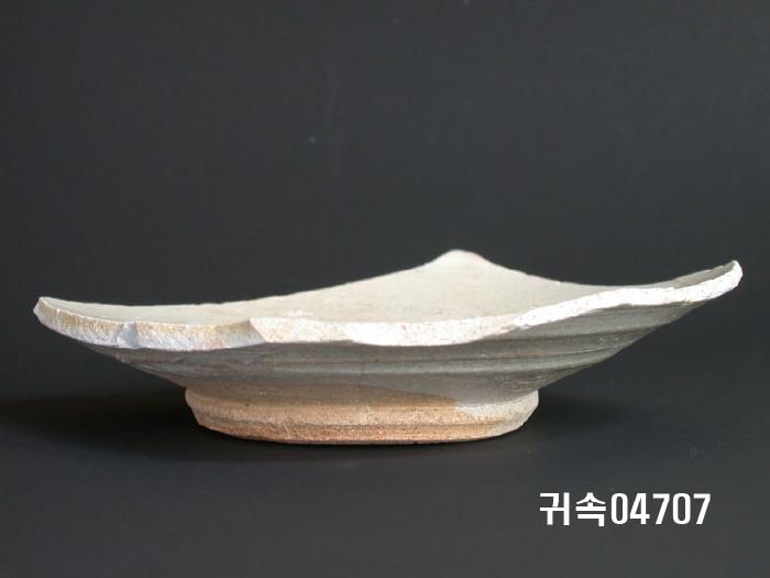 朝鮮 純白磁 접시 底部片 이미지