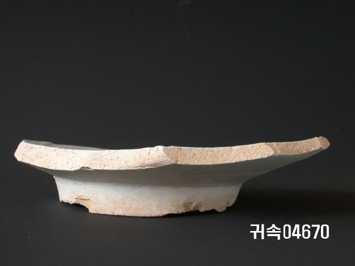 朝鮮 純白磁 접시 底部片 이미지