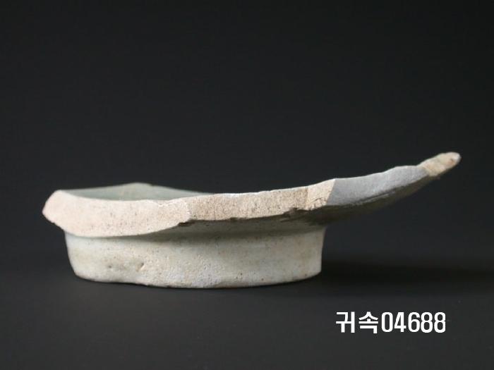 朝鮮 純白磁 접시 底部片 이미지