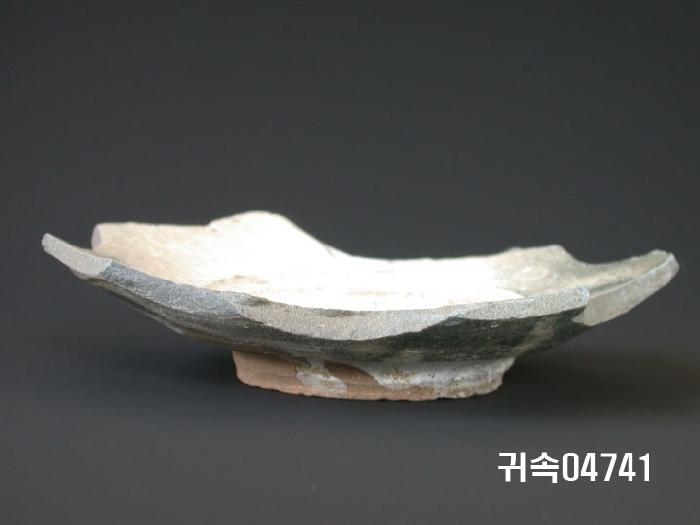 朝鮮 純白磁 접시 底部片 이미지